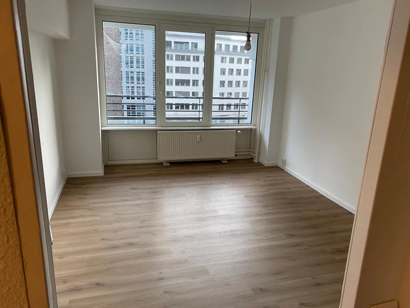 Helle geräumige 4 Zimmer am Spittelmarkt mit 2 Balkonen frisch renoviert — photo 1
